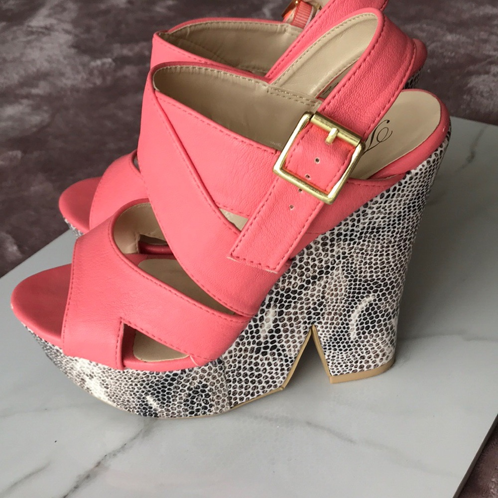 SOLD 🎉🎉 Coral and snakeskin wedges size 7